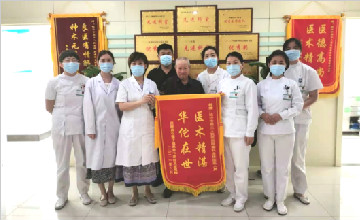 癌癥晚期的他為何送醫(yī)護(hù)人員一面錦旗呢？