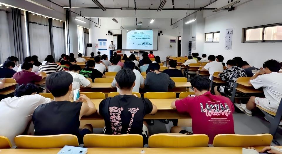 醫(yī)教攜手筑健康防線 科普賦能護青春遠航