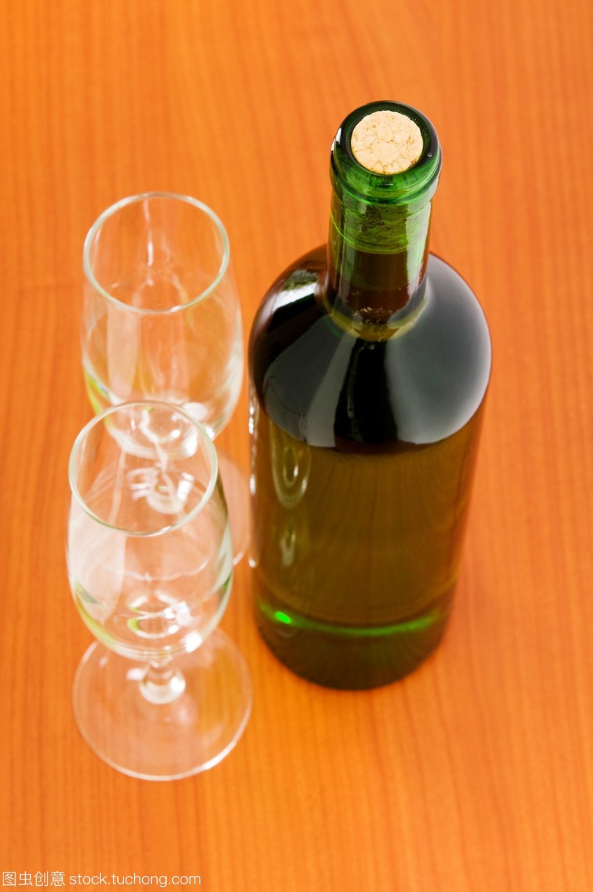 桌上雜陳 一瓶酒、飲料與茶葉零售的日常美學(xué)